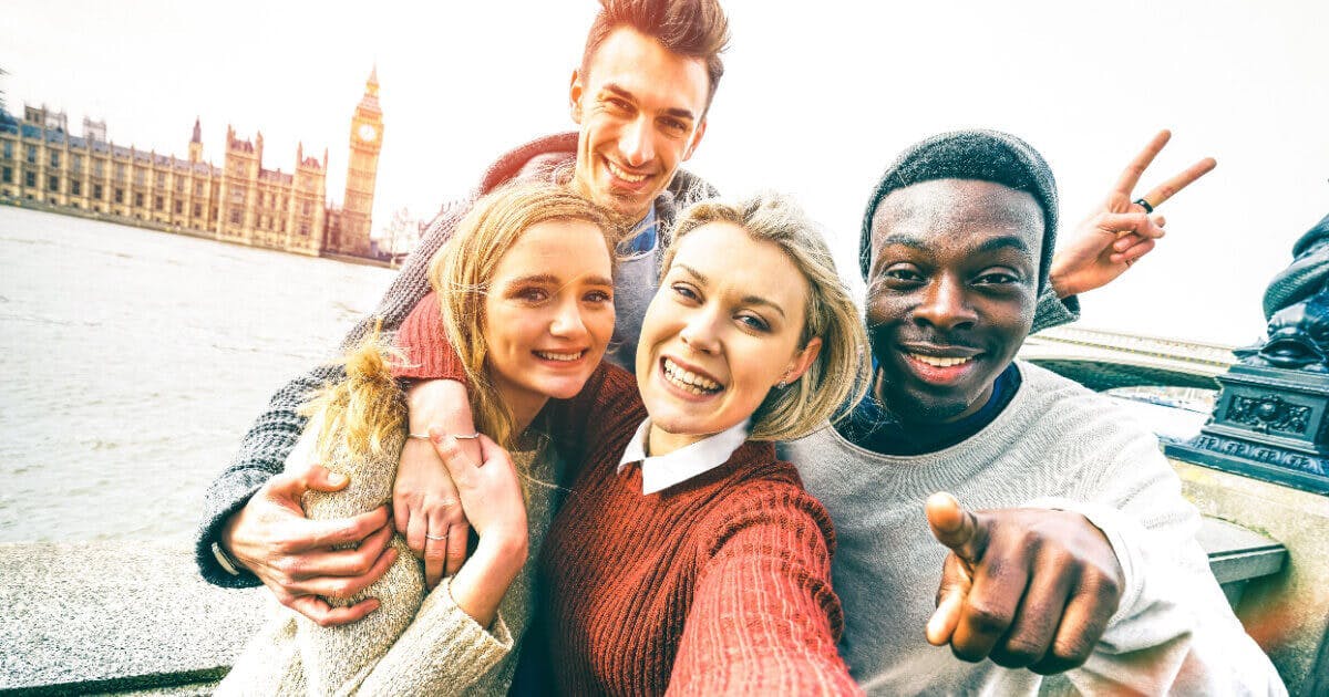 Grupo de amigos, 2 mulheres e 2 homens, em frente ao rio tamisa 